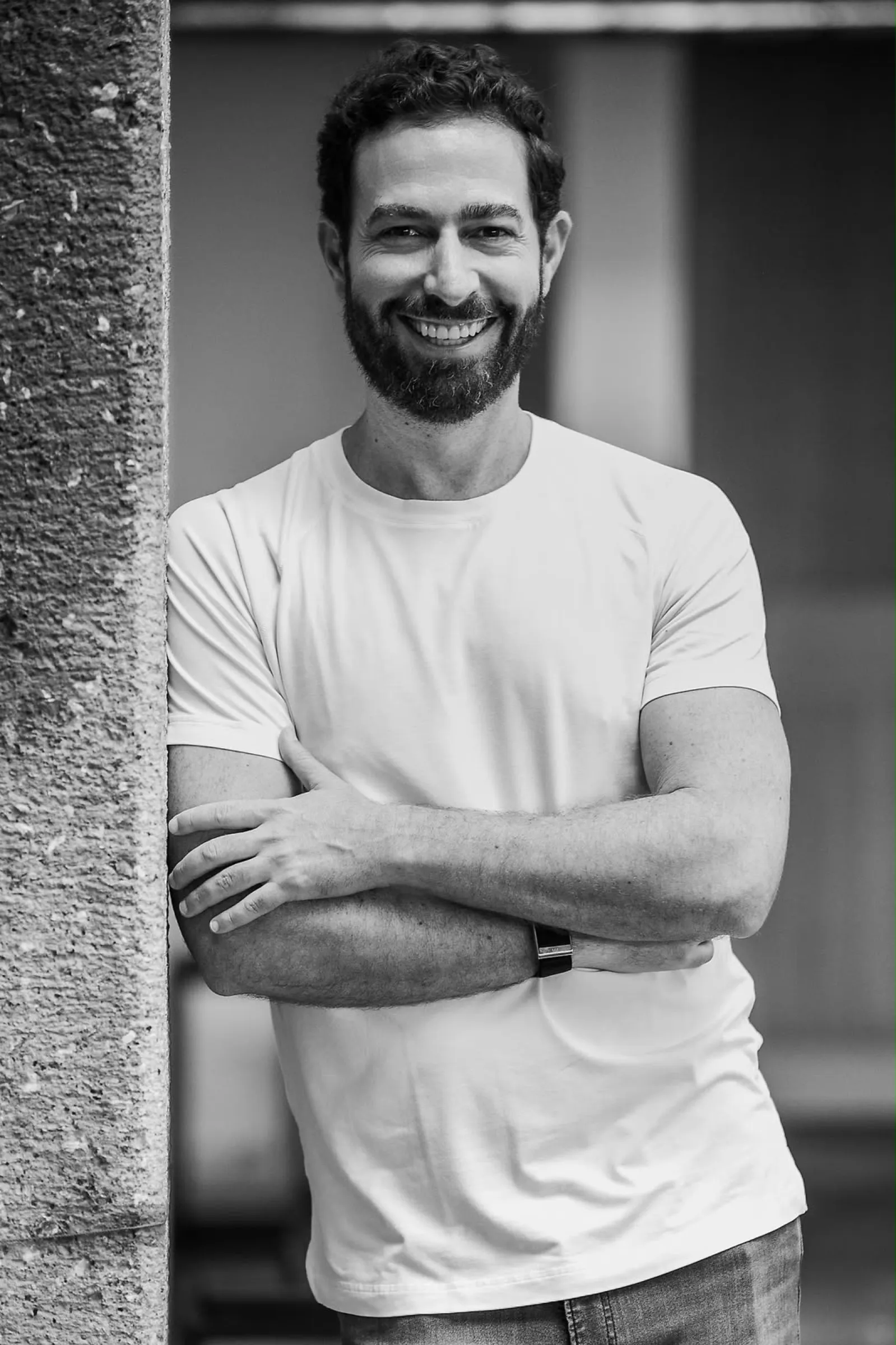 Javier Morodo sonriendo, de brazos cruzados
