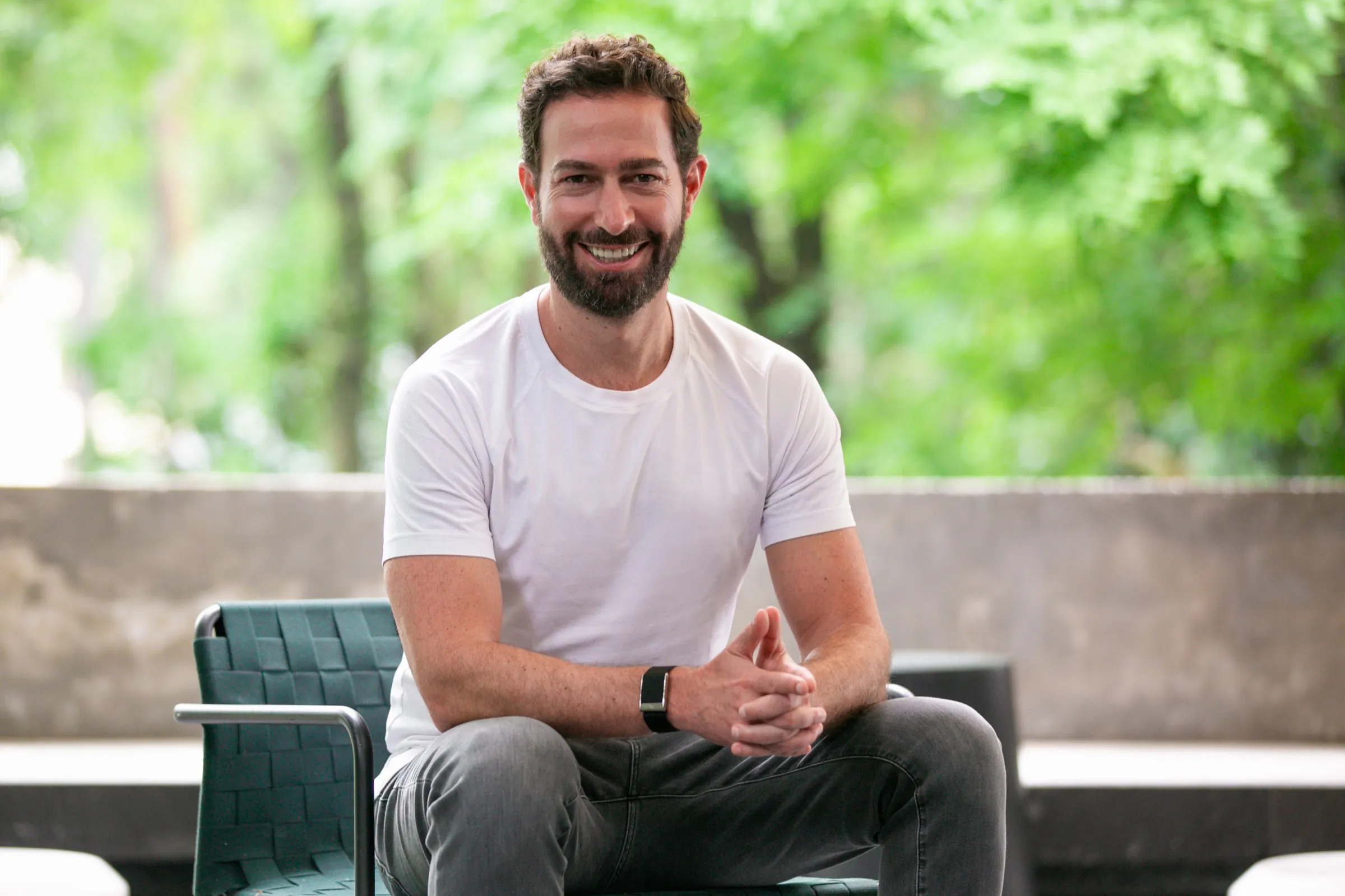 Javier Morodo sonriendo, sentado al aire libre